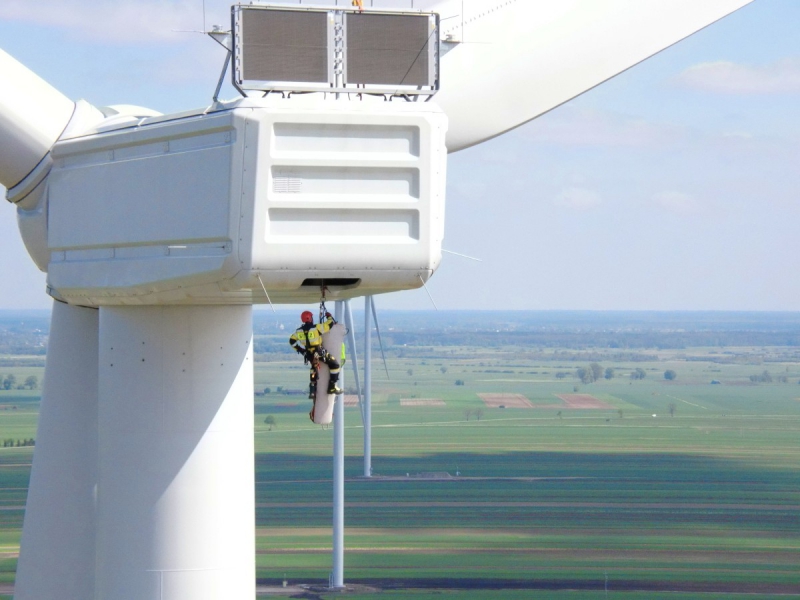 Notfallübungen zur Evakuierung einer verletzten Person aus einer Windkraftanlage. - PAK Serwis